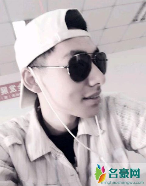 机场小哥哥被偷拍后走红 但是如今却因正脸公开而被嫌弃