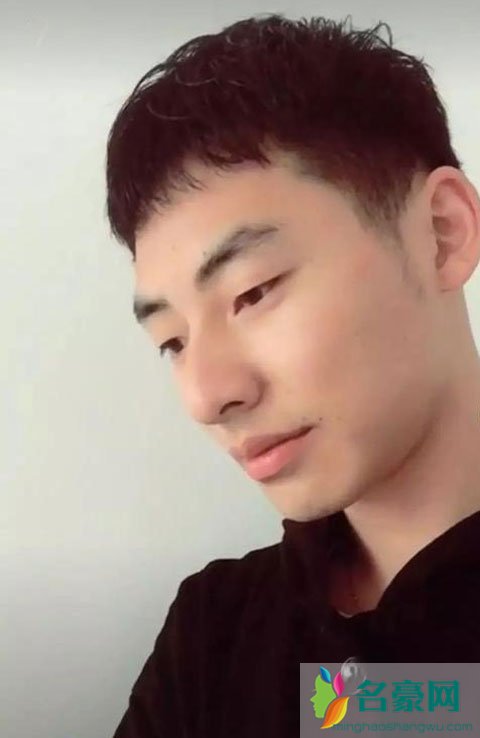机场小哥哥被偷拍后走红 但是如今却因正脸公开而被嫌弃