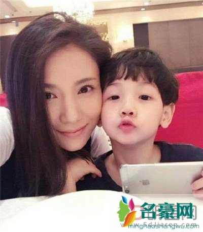 杨烁老婆王黎雯的孩子 这一家的颜值可以算顶格了