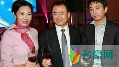 王思聪过个生日花一个亿+去趟夜店花250万喝的什么酒 如此奢靡是怎么花的