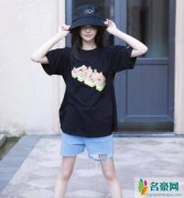 郑爽连翻跟头 单手撩发甜笑卖萌活泼又可爱