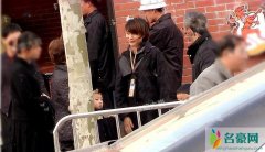 董卿素颜接孩子放学 为儿子整理衣服母爱满满