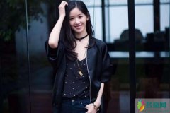 章泽天辟谣离婚后首现身 不见婚戒和刘强东