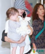 唐菀单手抱娃显母爱 素颜现身精神状态恢复的不错