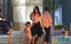 章子怡接女儿放学 助理则在一旁小心呵护着章子怡