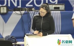巩俐现身女排训练 展现出实力派演员应有的职业素养