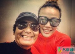 容祖儿与周润发合影 面对镜头露出灿烂笑容心情佳