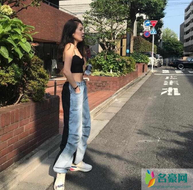 李咏女儿晒街拍美照