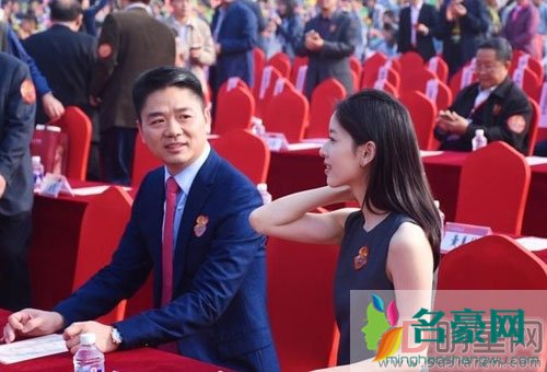 刘强东章泽天出席校庆活动 夫妻同框恩爱十足