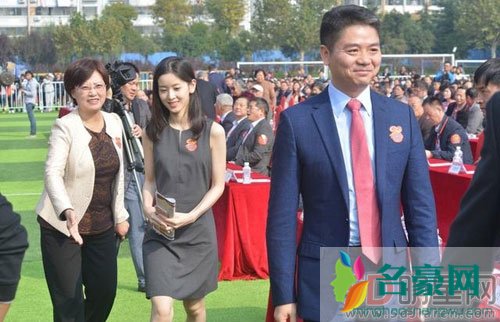 刘强东章泽天出席校庆活动 夫妻同框恩爱十足