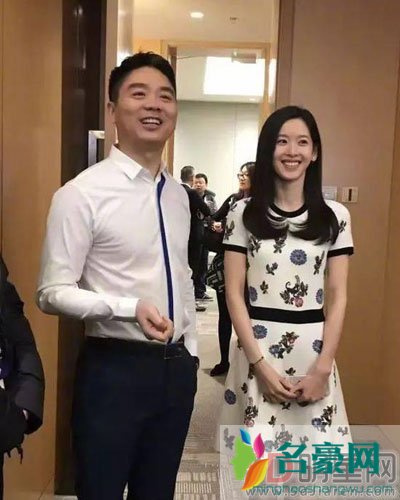 刘强东章泽天差几岁 再好也抵不过美国明大更有味,奶牛妹vs奶茶妹