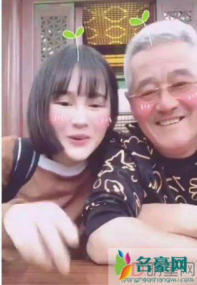 赵本山女儿男朋友是谁 爹有钱还玩直播给老爸丢人