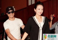 汪峰扶章子怡登台 嘴角上挂着幸福的笑容画面很温馨