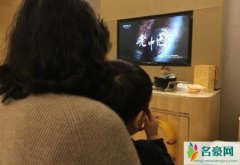 陈晓晒小星星看电视 胖乎乎的小手可爱十足
