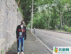 王源晒留学日常 卫衣加寸头搭出不一样的少年感
