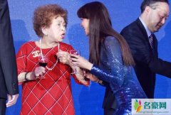 林志玲屈身与人碰杯 与萌娃互动的时候比耶卖萌