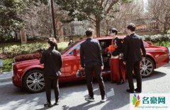 王思聪送劳斯莱斯 王思聪还亲自为新郎打开了车门