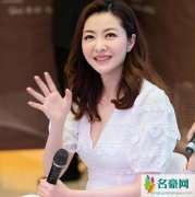 熊黛林穿白裙开深V 熊黛林笑容甜美举止十分优雅