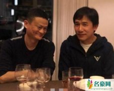 马云梁朝伟同框照 马云端着酒杯与梁朝伟相互搂肩拍照