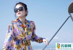 古力娜扎晒度假美照 古力娜扎对镜镜头比耶十分可爱