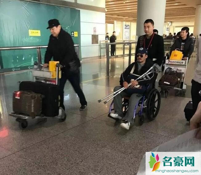 吴京坐轮椅现身机场