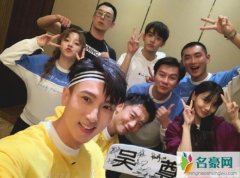 吴尊与兄弟团合影 大家一起对着镜头比耶气氛十分融洽