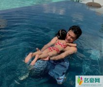 陈赫教女儿游泳 安安紧搂着爸爸的脖子在水中蹬腿