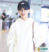 佟丽娅比心卖萌可爱到犯规 人比花娇超美丽