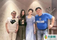 范冰冰与李玉等聚会 身穿碎花长裙扎着马尾满满少女感