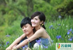 谢娜带女儿玩耍 谢娜戴白色防晒帽坐在海洋球池边
