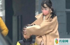 李小璐与母亲接甜馨放学 李小璐十分贴心关爱着甜馨