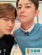 何炅王嘉尔贴面合影 两人对着镜头耍酷卖萌非常的亲密