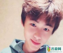 汪峰女儿疑早恋 小苹果罕见晒出了自己画浓妆的照片