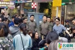 倪妮现身香港街头 因为倪妮的美貌很多人想要与她合影