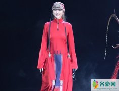 杨丽萍着红装气质好 杨丽萍谢幕向观众热情挥手