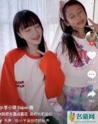 李小璐晒与女儿亲密互动 与女儿温馨亲吻画面亲密