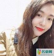 唐嫣发自拍为文案发愁 唐嫣妆容精致笑容甜美
