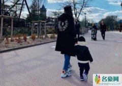 小小周身高直逼昆凌腰部 网友：连走路姿势都像杰伦哥