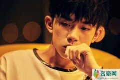 易烊千玺在身后 没想到回过头真的看到了易烊千玺