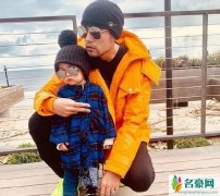 周杰伦晒小小周 父子俩戴着墨镜神态气质十分相似