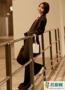 郑爽黑色西装攻气十足 穿着粉色高龄线衣温柔又炫酷