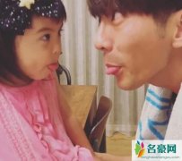 贾静雯晒Bo妞近照 做鬼脸酒窝清晰可见十分可爱