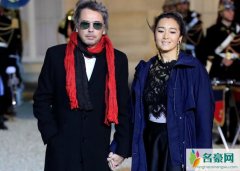 巩俐牵手男友秀恩爱 巩俐身穿蓝色风衣优雅迷人