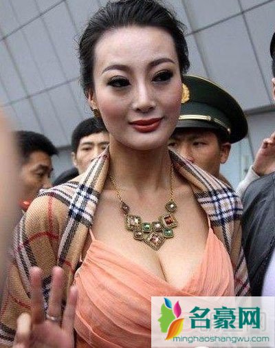 王李丹妮一路西行奶头照曝光 奶都下垂的不行了