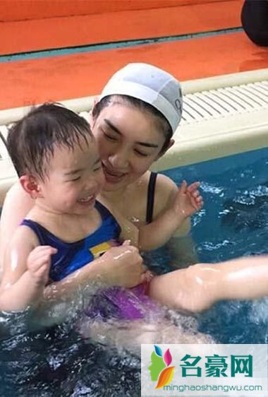 黄毅清微博发感叹 父女相见太难