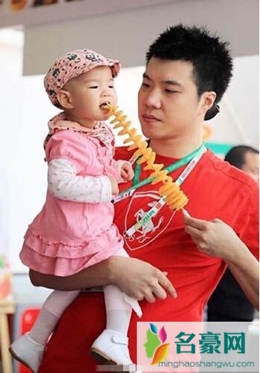 黄毅清微博发感叹 父女相见太难