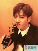 王嘉尔纠正周子瑜 对于艺人搞台独道歉是不会被原谅的