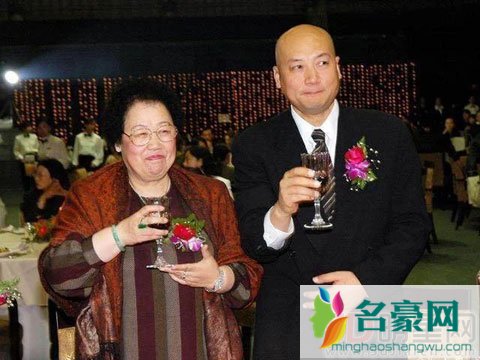 迟重瑞老婆做什么的?前夫是谁 迟重瑞为什么和陈丽华结婚?为了钱吗