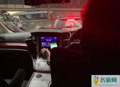 张柏芝妈妈开网约车 为乘客取放行李服务十分贴心周到