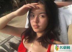李咏女儿海外度假 李咏女儿素颜出镜也难掩青春靓丽